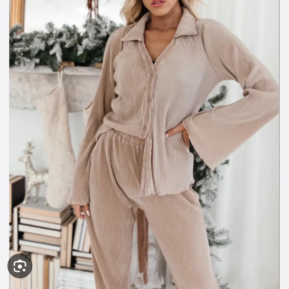 The Post taupe Plisse set